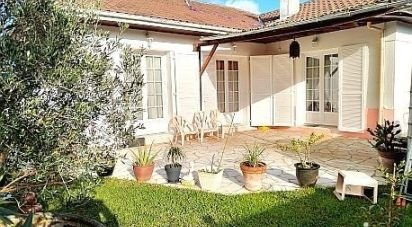 Traditional house 7 rooms of 225 m² in Mourenx (64150)