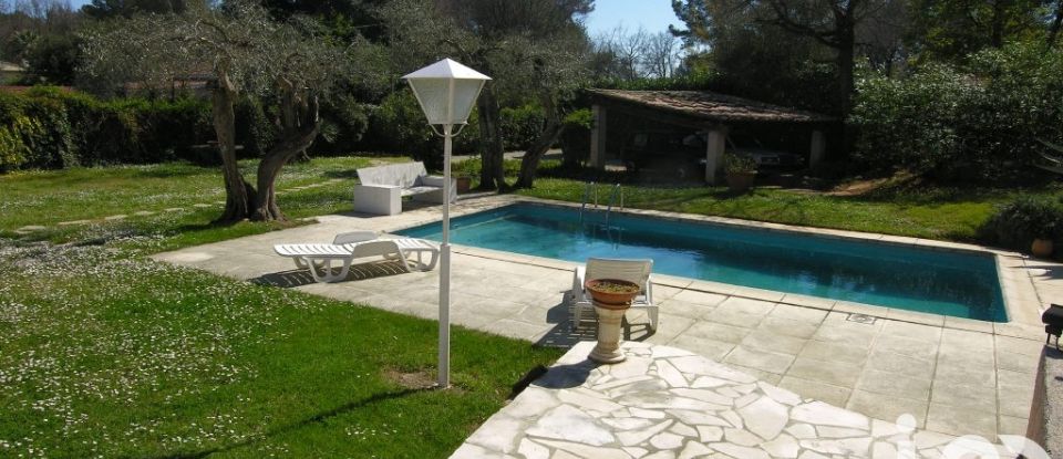 House 5 rooms of 177 m² in Roquefort-les-Pins (06330)