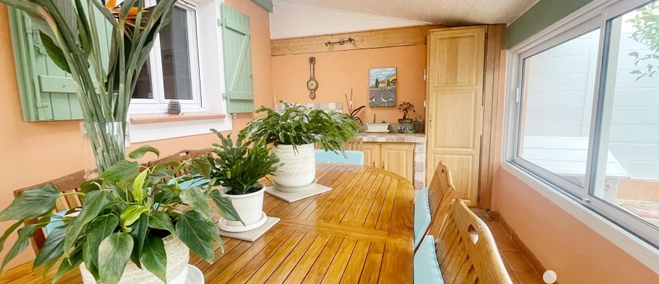 Traditional house 4 rooms of 111 m² in Hyères (83400)