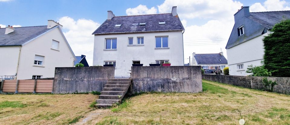 Traditional house 5 rooms of 111 m² in Châteauneuf-du-Faou (29520)