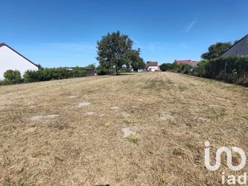 Land of 1,694 m² in Neuilly-le-Réal (03340)