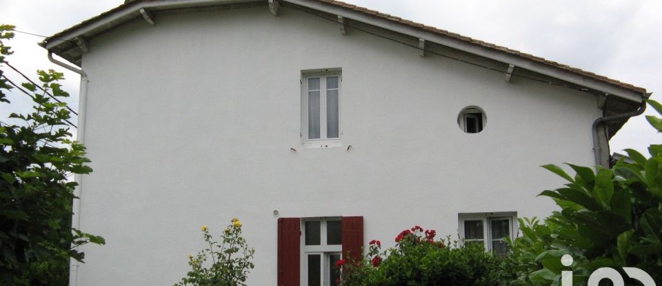 Maison traditionnelle 10 pièces de 286 m² à Chamadelle (33230)