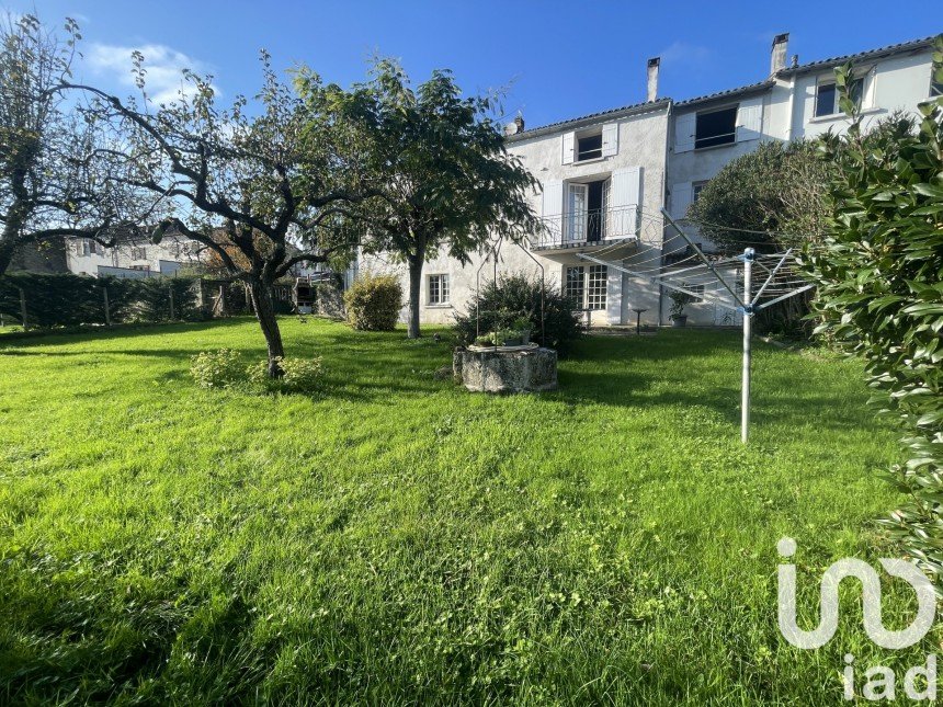 House 6 rooms of 177 m² in Saint-Césaire (17770)