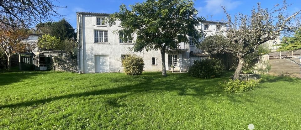 House 6 rooms of 177 m² in Saint-Césaire (17770)