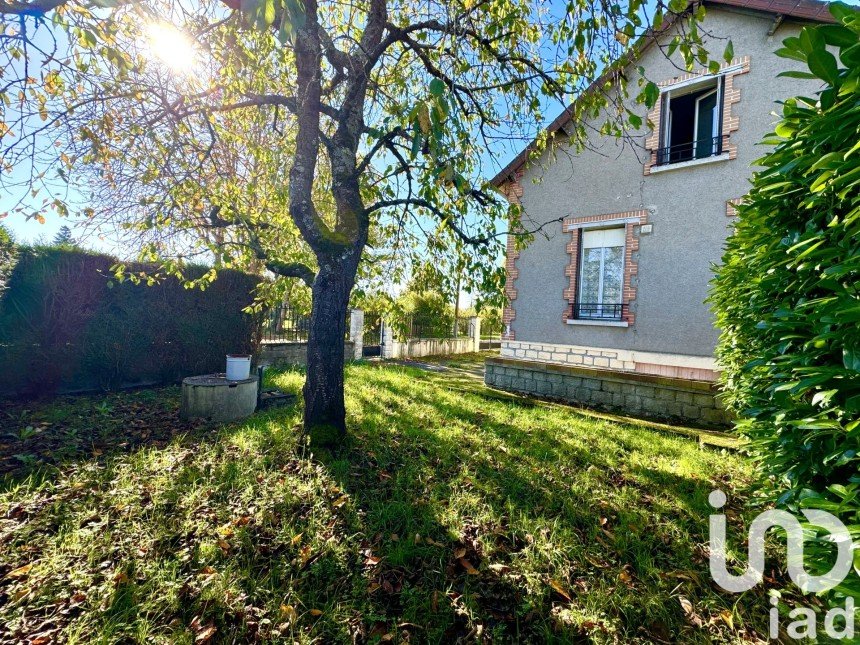 House 5 rooms of 95 m² in Sury-près-Léré (18240)