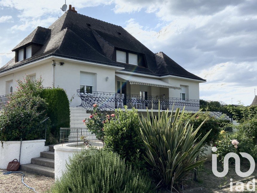 Maison traditionnelle 10 pièces de 250 m² à Nazelles-Négron (37530)