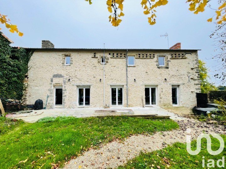 Country house 7 rooms of 190 m² in Lys-Haut-Layon (49540)