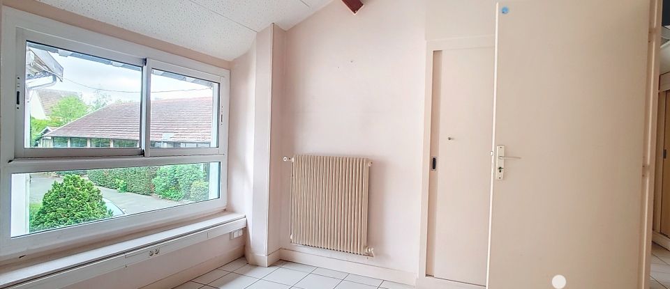 Building in Les Clayes-sous-Bois (78340) of 617 m²