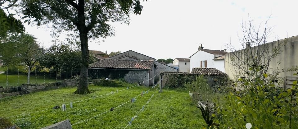 Village house 8 rooms of 271 m² in Roullet-Saint-Estèphe (16440)