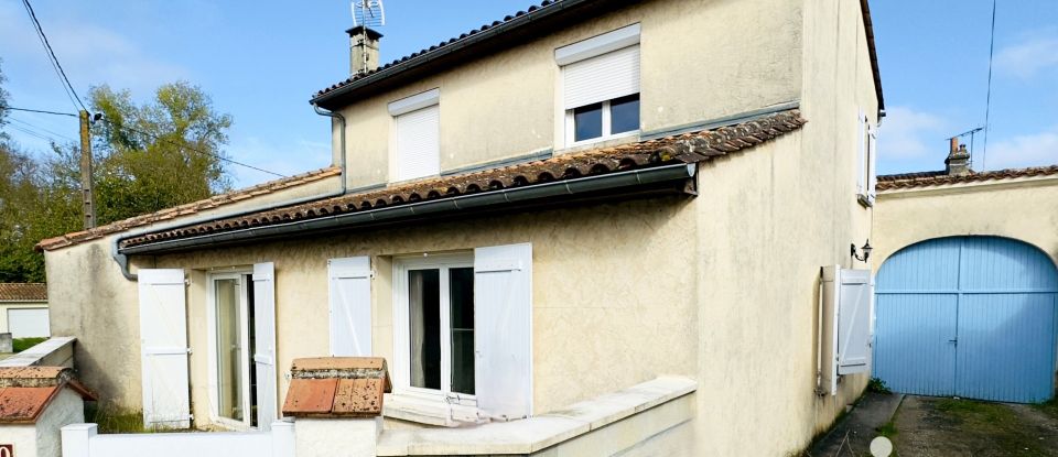 Village house 8 rooms of 271 m² in Roullet-Saint-Estèphe (16440)