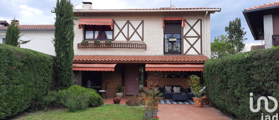 Traditional house 5 rooms of 137 m² in Montauban (82000)