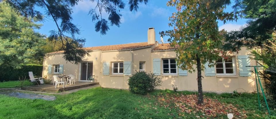 Maison traditionnelle 6 pièces de 155 m² à Le Champ-Saint-Père (85540)