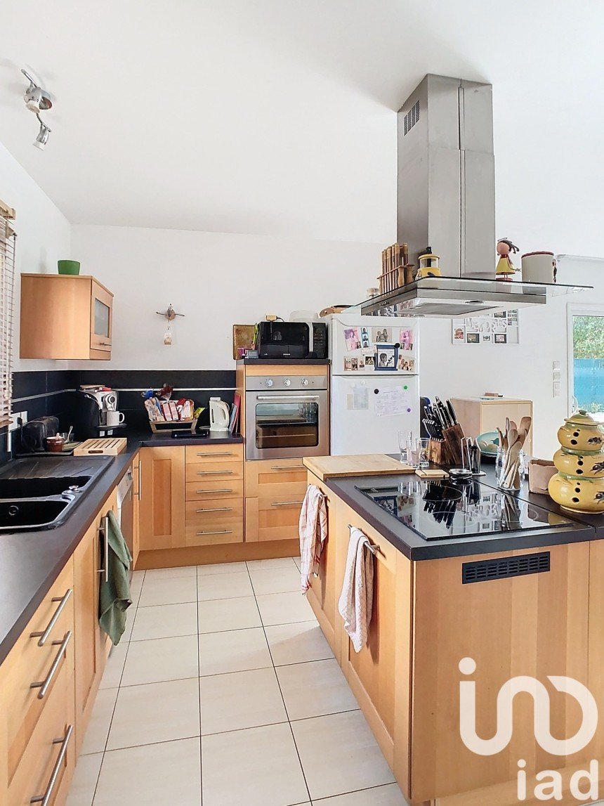 House 5 rooms of 120 m² in Saint-Jean-de-Liversay (17170)