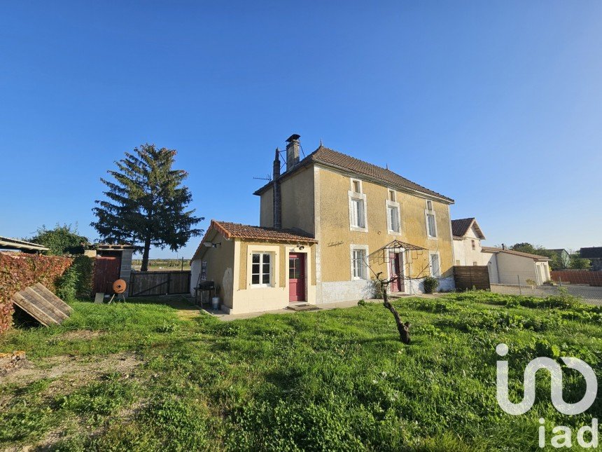 Village house 6 rooms of 143 m² in Villognon (16230)