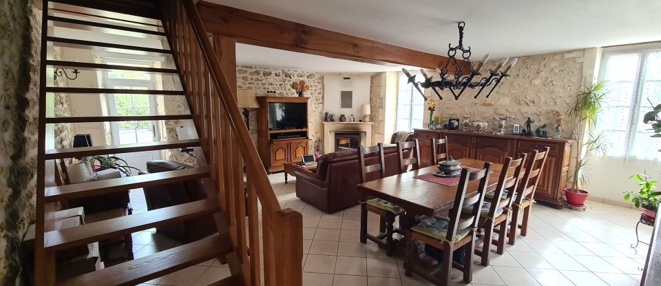 Country house 7 rooms of 220 m² in Saint-Savinien (17350)