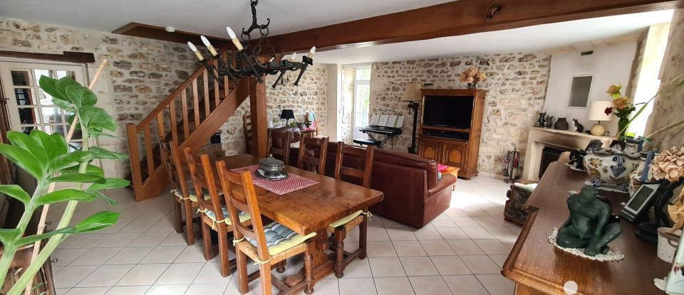 Country house 7 rooms of 220 m² in Saint-Savinien (17350)