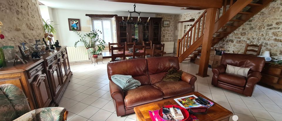 Country house 7 rooms of 220 m² in Saint-Savinien (17350)