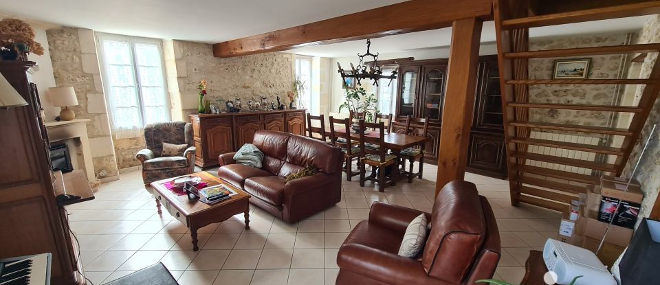 Country house 7 rooms of 220 m² in Saint-Savinien (17350)