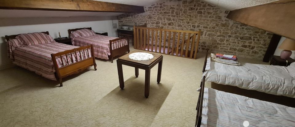 Country house 7 rooms of 220 m² in Saint-Savinien (17350)