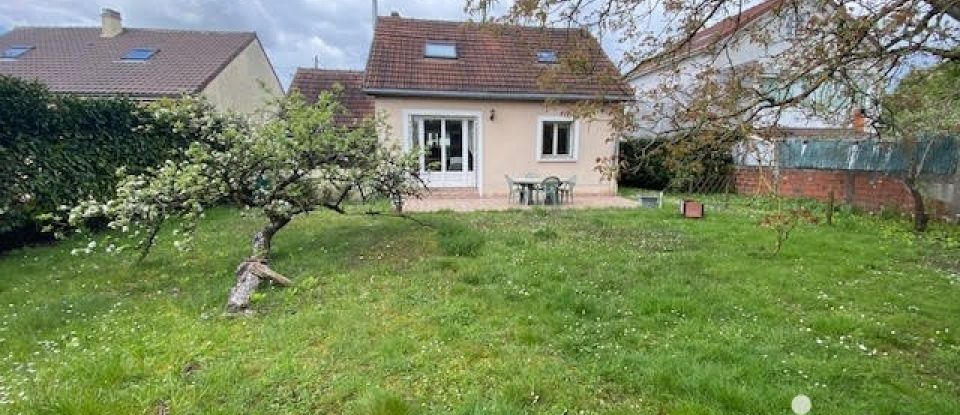 House 4 rooms of 95 m² in Ozoir-la-Ferrière (77330)