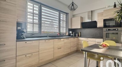 Maison 6 pièces de 144 m² à Roncq (59223)