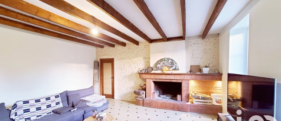 Maison 6 pièces de 245 m² à Verdille (16140)