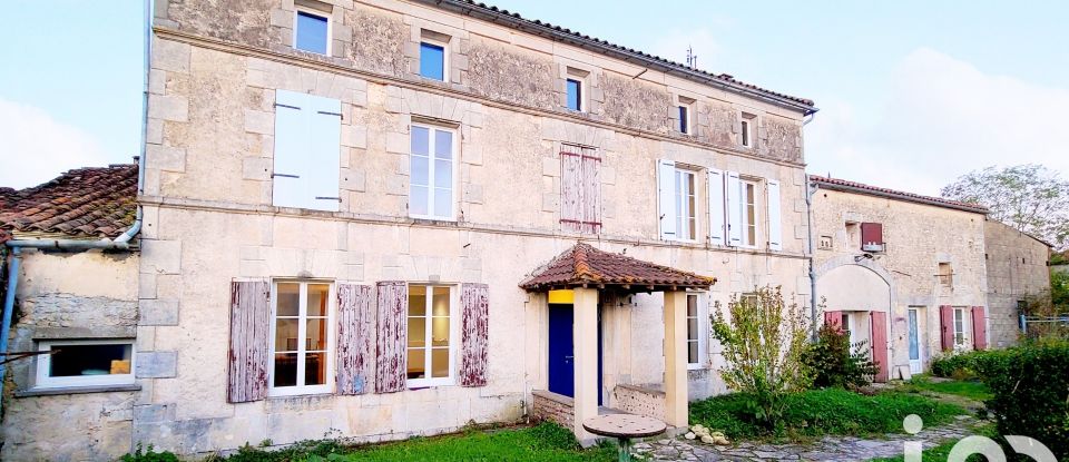 Maison 6 pièces de 245 m² à Verdille (16140)