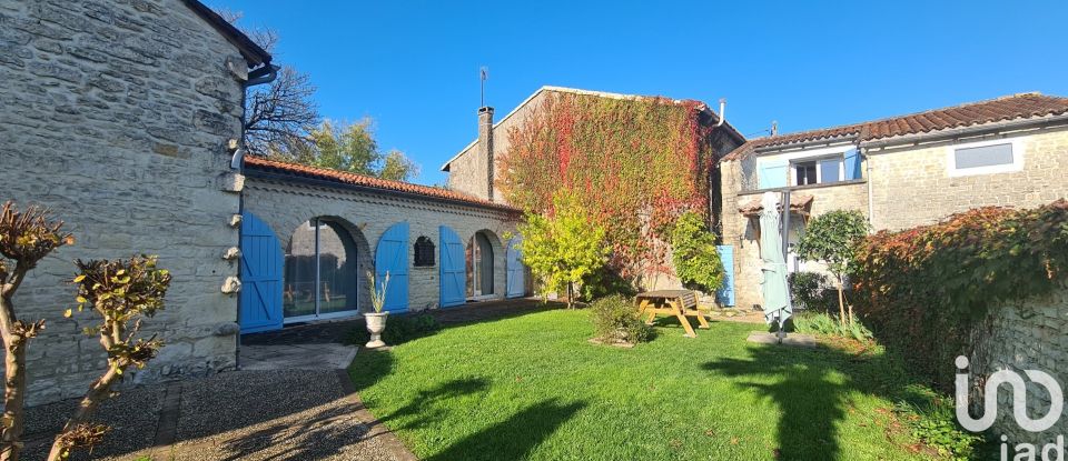 Maison 6 pièces de 185 m² à Xambes (16330)