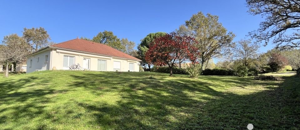 Pavilion 4 rooms of 176 m² in Carennac (46110)