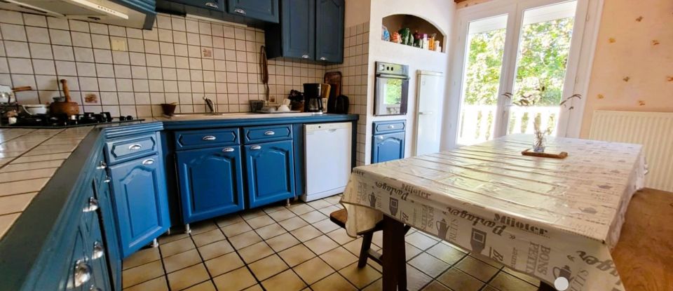 House 5 rooms of 165 m² in Mirambeau (17150)