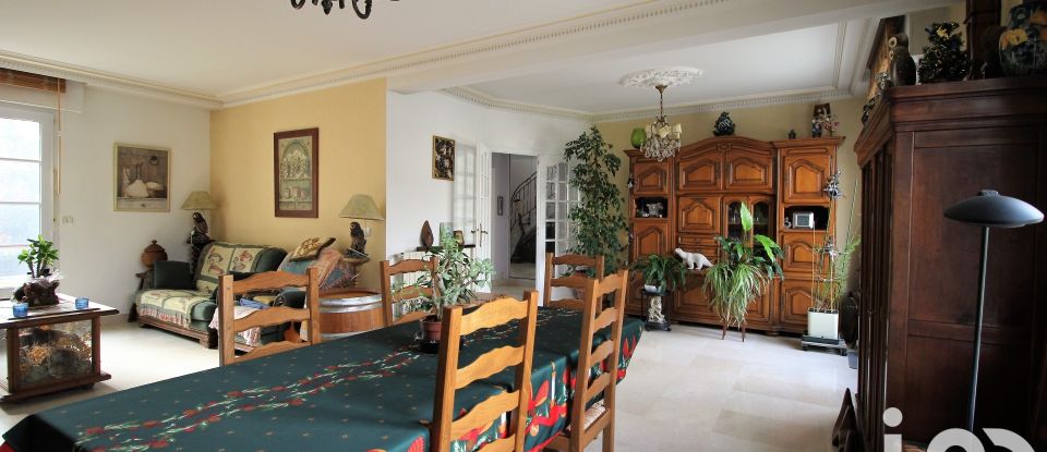 Traditional house 7 rooms of 238 m² in Villecresnes (94440)