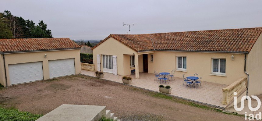 Traditional house 7 rooms of 220 m² in Naintré (86530)