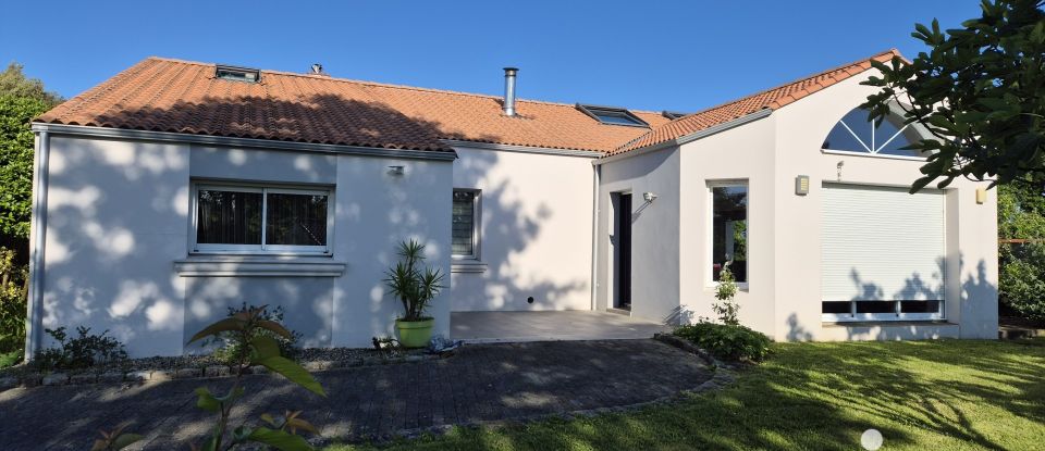 Maison traditionnelle 5 pièces de 160 m² à Chauvé (44320)