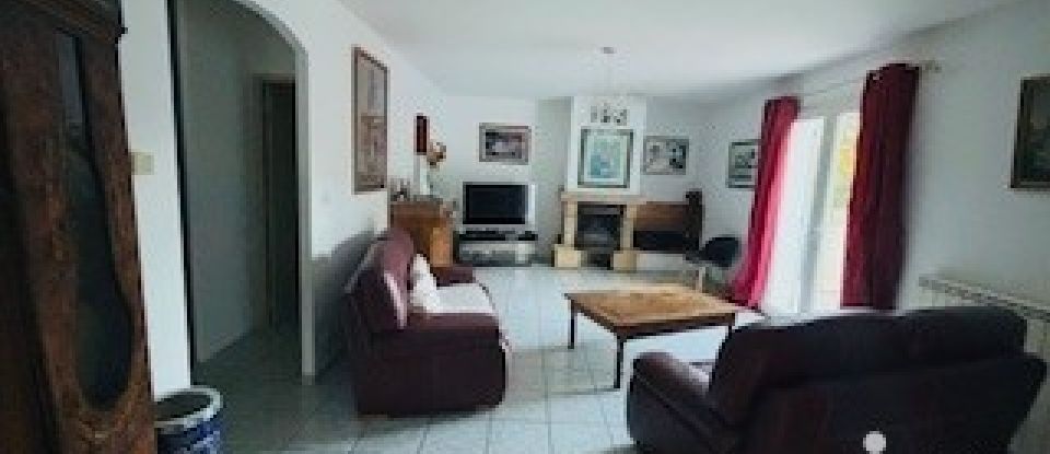 House 10 rooms of 179 m² in Rocbaron (83136)