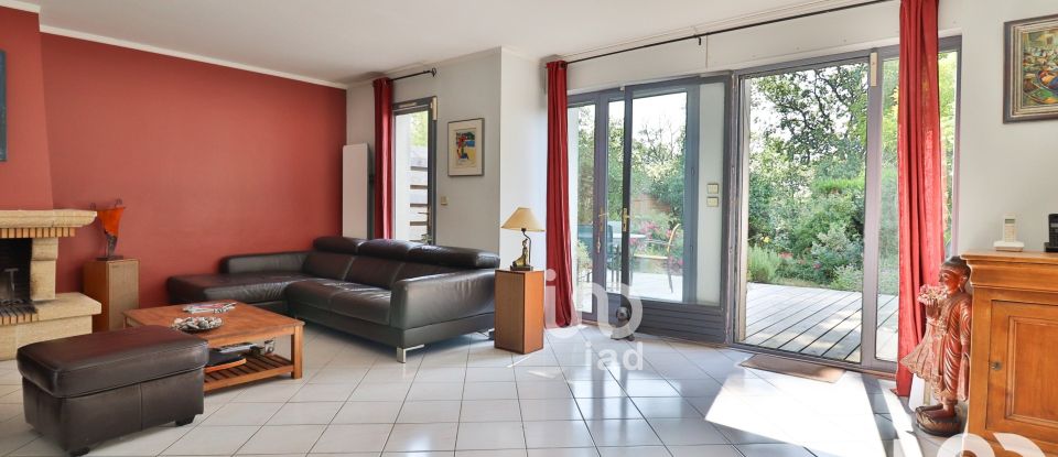 Village house 6 rooms of 135 m² in Feucherolles (78810)