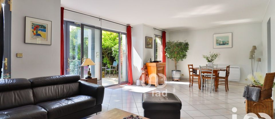 Village house 6 rooms of 135 m² in Feucherolles (78810)