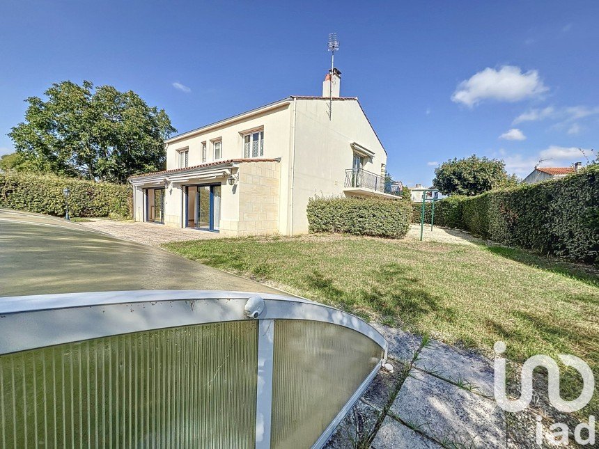 Maison traditionnelle 6 pièces de 173 m² à La Rochelle (17000)