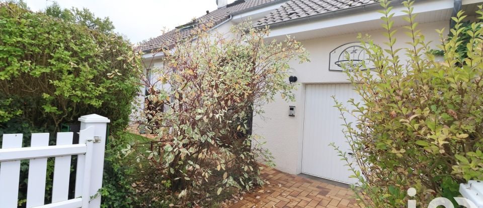 Traditional house 6 rooms of 110 m² in Saint-Rémy-lès-Chevreuse (78470)