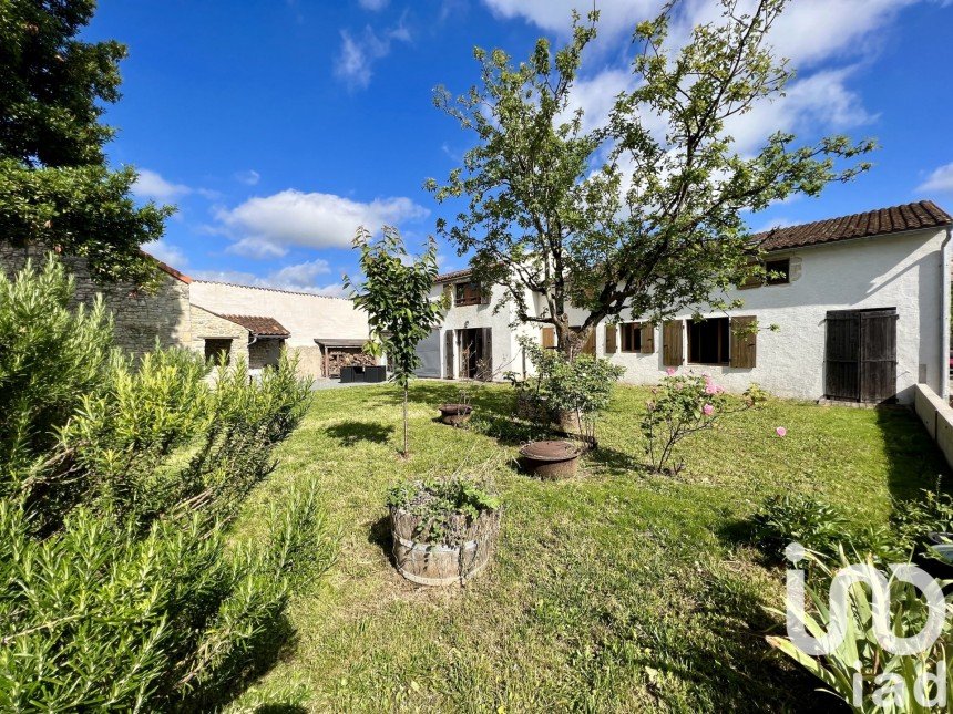 Maison traditionnelle 7 pièces de 194 m² à Vouhé (17700)