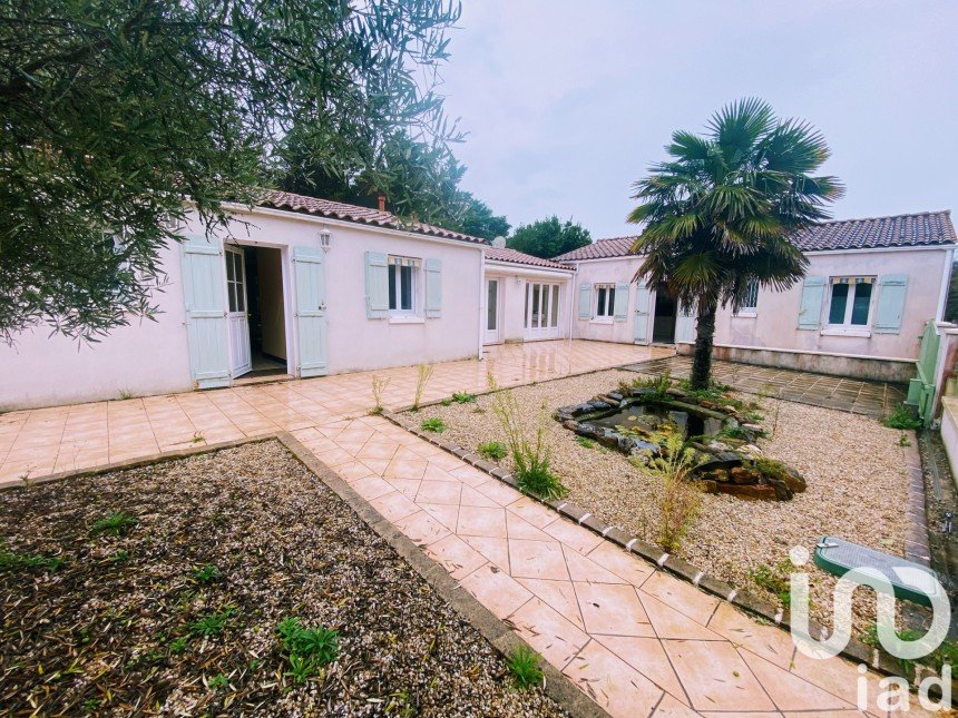 Traditional house 8 rooms of 180 m² in Saint-Pierre-d'Oléron (17310)