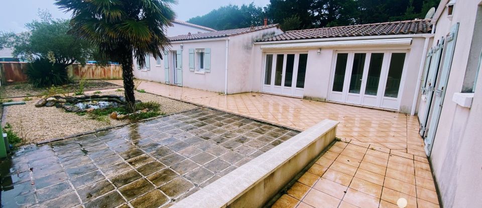 Traditional house 8 rooms of 180 m² in Saint-Pierre-d'Oléron (17310)