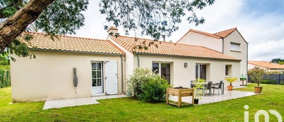 Maison 7 pièces de 196 m² à Basse-Goulaine (44115)