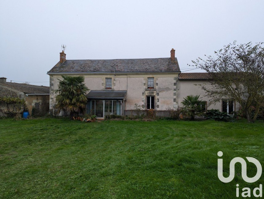 Country house 5 rooms of 124 m² in Saint-Léger-de-Montbrun (79100)