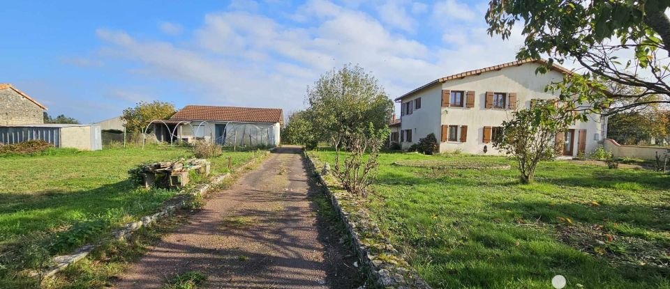 Village house 8 rooms of 214 m² in Les Adjots (16700)