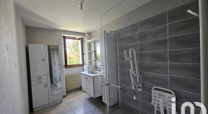 Village house 8 rooms of 214 m² in Les Adjots (16700)