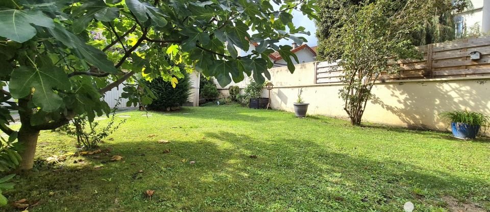 House 6 rooms of 126 m² in Choisy-le-Roi (94600)