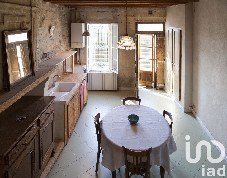 Traditional house 4 rooms of 85 m² in Arles (13200)