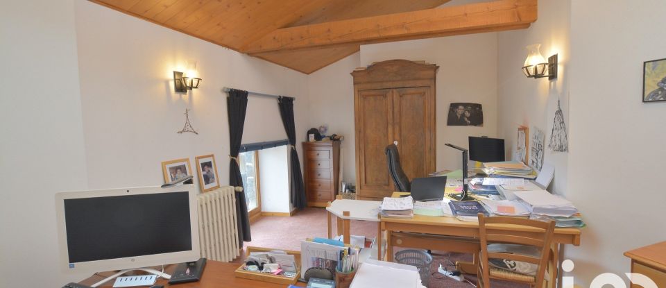 Traditional house 7 rooms of 212 m² in Saint-Vidal (43320)