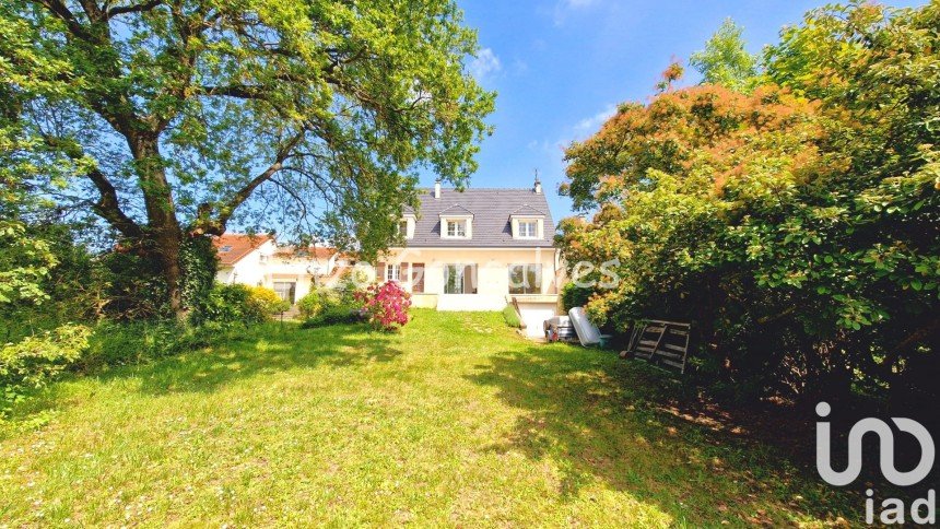 Traditional house 7 rooms of 175 m² in La Ville-du-Bois (91620)