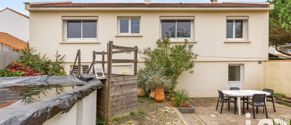 Traditional house 7 rooms of 129 m² in Les Sorinières (44840)